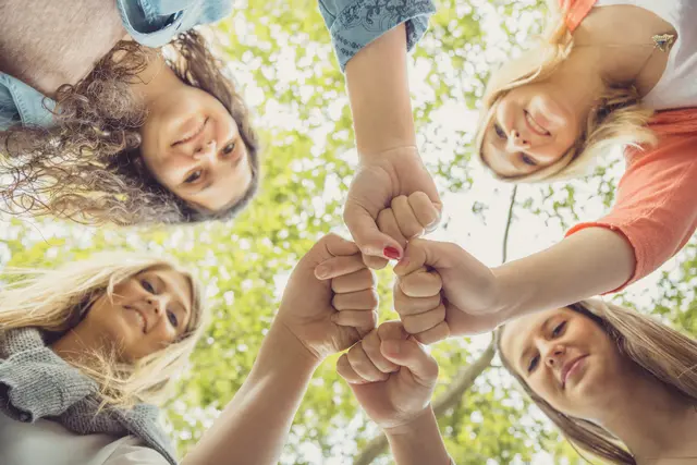 Mit einem Workshopangebot möchte das Frauengesundheitszentrum an Schulen dafür sorgen, dass Mädchen und junge Frauen sowie Unterstützerinnen und Unterstützer lernen selbstbewusst mit dem Thema Menstruation und Periode umzugehen. | Foto: Adobe Stock/DDRockstar