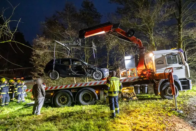 Ein Abschleppdienst mit Kran wurde verständigt, um das Auto zu bergen. | Foto: Fotokerschi/Flanz Plechinger