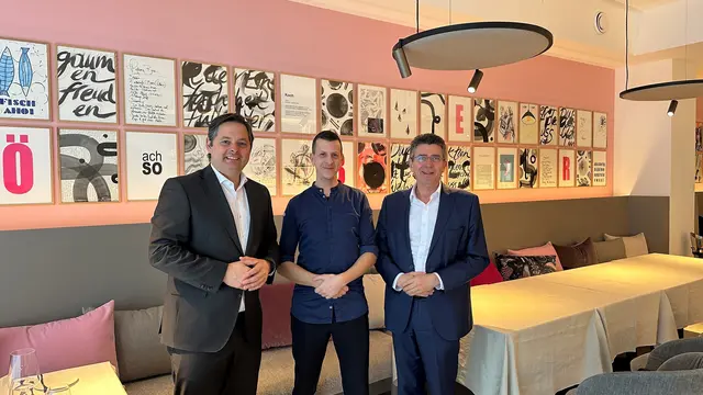 Stadtrat Lukas Sobotka, Gastronom Christian Wöber, Bürgermeister Peter Eisenschenk bei der Eröffnung des Wöber. | Foto: Stadtgemeinde Tulln