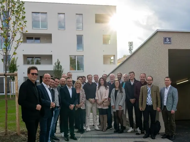 Investoren, Projektpartner, Vertreter der Politik und die Bewohner freuen sich über das gelungene Projekt in der Schubertstraße 5.  | Foto: Daheim Immobiliengruppe 