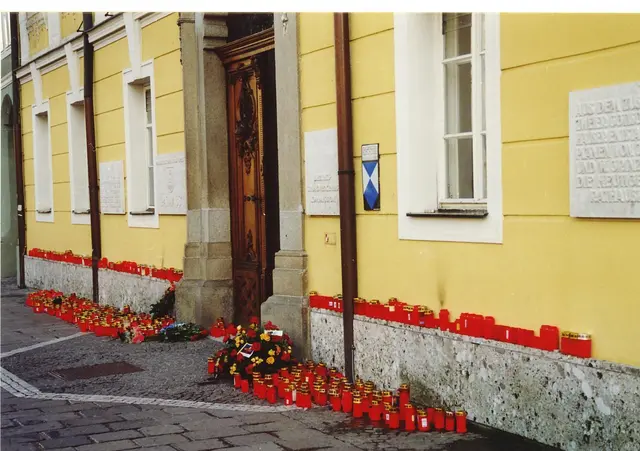 Das Rathaus nach der Trauersitzung des Gemeinderates am 16. November 2000 für die verunglückten Bediensteten des Magistrates beim Seilbahnunglück am Kitzsteinhorn. | Foto: Stadtarchiv