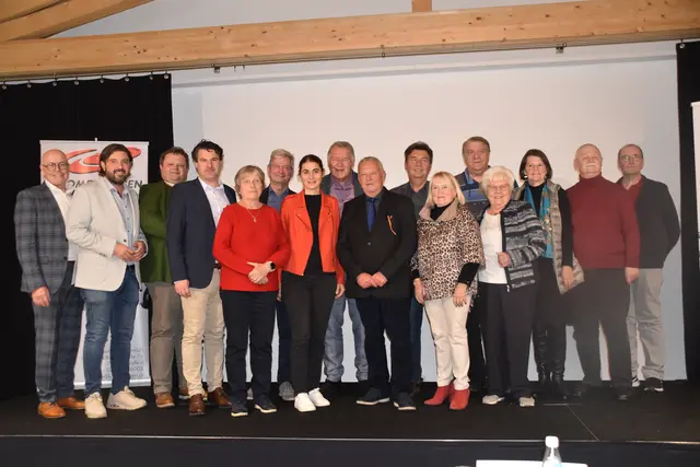 Der neugewählte Vorstand mit den Ehrengästen | Foto: Michael Strini