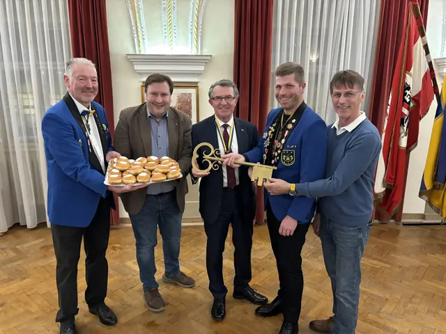 Faschingskrapfen und Rathausschlüssel: Konditormeister Ronald Köller, Gemeinderat Christian Filllip (ÖVP), Kulturstadtrat Franz Piribauer (ÖVP), "Eulen"-Präsident Christian Guttmann und Gemeinderat Franz Hatvan (ÖVP). | Foto: Zezula