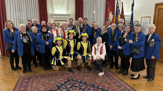 Gruppenbild mit Faschingsgilden und Politik im Saal des alten Rathauses. | Foto: Zezula