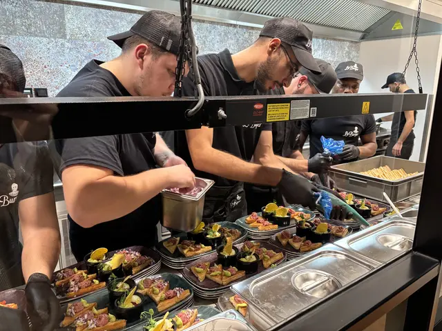 In der Show-Küche kann man zusehen, wie die kulinarischen Genüsse entstehen. | Foto: Victoria Edlinger