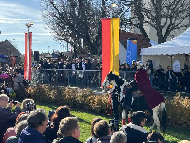 Auch der Dorftrommler gab ein Gstanzl zum Besten | Foto: Gesa Buzanich
