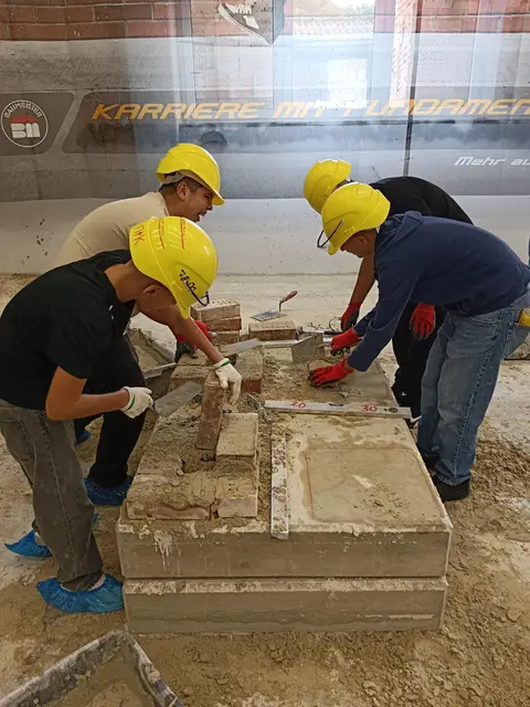 Die PTS Wels will durch praktisches Ausprobieren jungen Menschen helfen, den richtigen Beruf zu finden. | Foto: PTS WELS