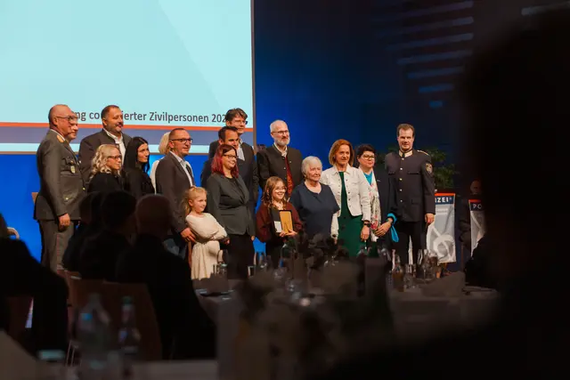 Landespolizeidirektor und Präsident des KSÖ-Landesclubs Steiermark Gerald Ortner (r.) betonte: "Zivilcourage bedeutet, in entscheidenden Momenten nicht wegzusehen, sondern Verantwortung zu übernehmen – für andere und für unsere Gesellschaft."  | Foto: LPD Stmk