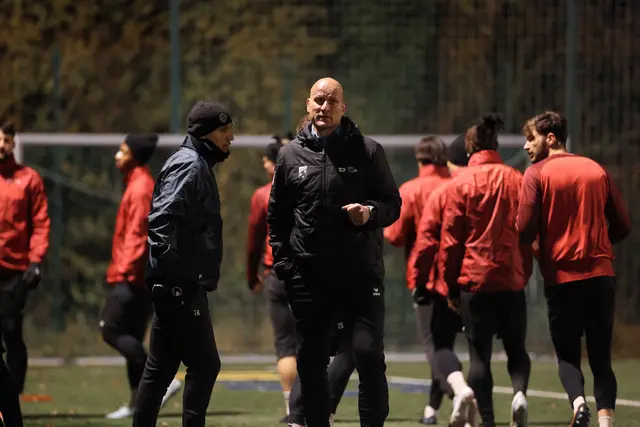 Carsten Jancker (Bildmitte) und sein Co-Trainer Adis Besic haben eine klare Vorstellung von dem, was Oedt auszeichnen soll. | Foto: Reischl