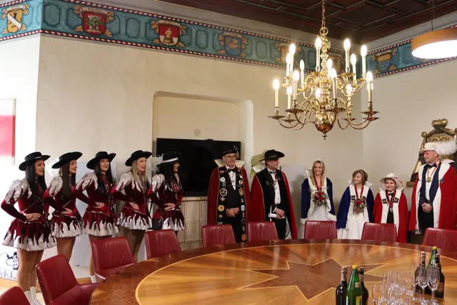 Die Anwesenden versammelten sich in geschlossenem Kreise im Rathaus. | Foto: MeinBezirk.at