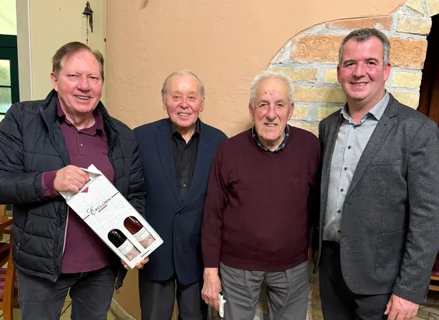 Bürgermeister Matthias Weghofer, Pfarrer Mathias Reiner, Jubilar Anton Widlhofer und Vizebürgermeister Christoph Ramhofer. | Foto: Marktgemeinde Wiesen
