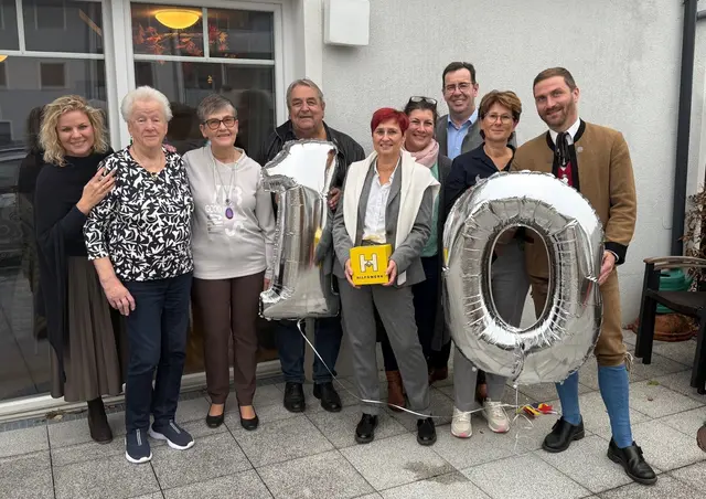 Von links: Marlene Wörndl (FA Soziale Arbeit, Hilfswerk Salzburg), Johanna Maislinger, Bewohnerin Annemarie Fellner, Günther Jooss, Sabine Leitner (Bereichsleitung Soziale Arbeit), Brigitte Hiesinger (Betreuungsperson), Bürgermeister Andreas Hasenöhrl, Silvia Pitrich (Betreuungsperson) und Sebastian Sturm (Obmann TMK Siezenheim). | Foto: Hilfswerk Salzburg