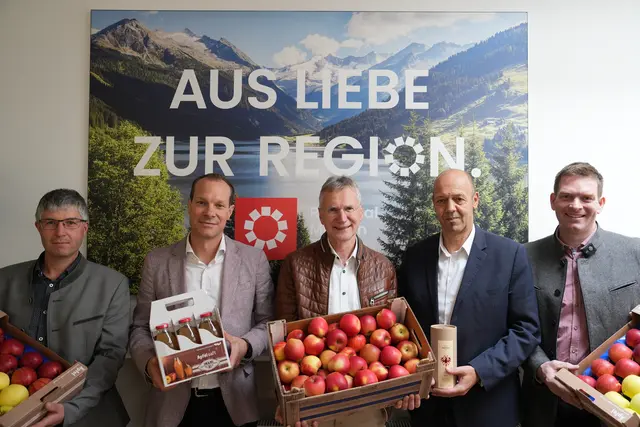 Auch das MeinBezirk Team wurde im Rahmen des Tag des Apfels mit den roten Früchten beschenkt.  | Foto: Jan Thönnessen