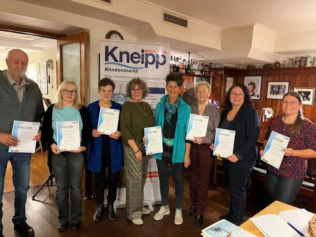 Karl Pils (20), Elfriede Datzberger (20), Christine Bühringer (20), Obfrau Maria Zellhofer, Mathilde Wenisch (10), Antonia Eblinger (30), Martina Gaind (10), Maria Somogyváry-Lechner (10), nicht am Foto: Helga Köbl (30), Beate Narowetz (20) | Foto: Maria Somogyváry-Lechner, Vize-BGM Anita Pitzl, Martina Gaind