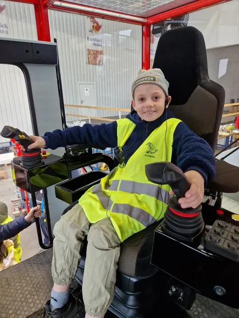 Jedes Kind durfte bei den Eschlböck-Maschinen einmal probesitzen. | Foto: Eschlböck