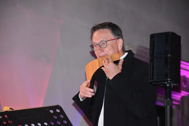 Franz Schwingenschlögl begeistert mit gefühlvollen Panflötenklängen. | Foto: Alexandra Goll