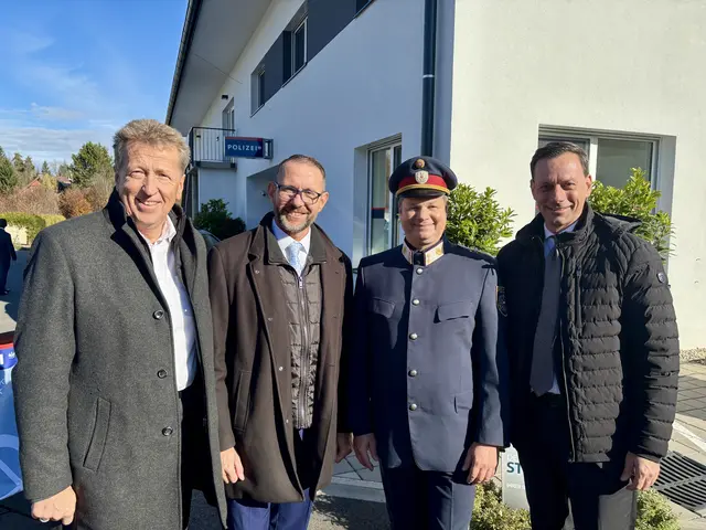 Bgm. Hubert Holzapfel (l.), Bgm. Stefan Helmreich und NR Ernst Gödl (r.) gratulierten Inspektionskommandant Thomas Kuttroff (2.v.r.) zur Eröffnung | Foto: MeinBezirk/Alois Lipp