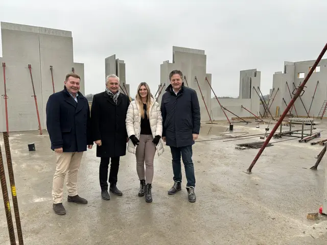 Erwin Pogats, Projektentwickler und Investor, Bürgermeister Leopold Figl, Anita Belegic, Korkisch Facility Management und Reinhold Lexer, Immobilienmakler machten sich ein Bild vom Rohbau. | Foto: Victoria Edlinger