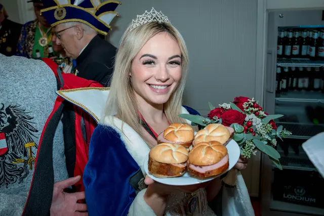 Kulinarisch verwöhnt wurden die Teilnehmerinnen und Teilnehmer mit dem klassischen Faschingsmenü: Leberkäse, Krapfen und Bier.
