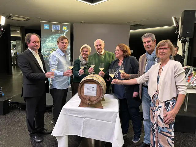 Pfarrer Eusebiu Bulai, Matthias Bauer (Weingut), Sissi und Erwin Pröll, Doris Prachner, Franz Müllner, Martina Bauer (Weingut). | Foto: Victoria Edlinger