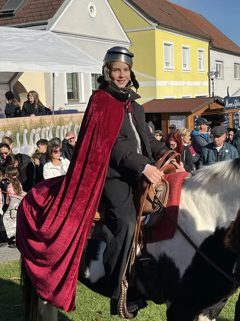 Valentina Steiner als Heiliger Martin hoch zu Ross | Foto: Gesa Buzanich