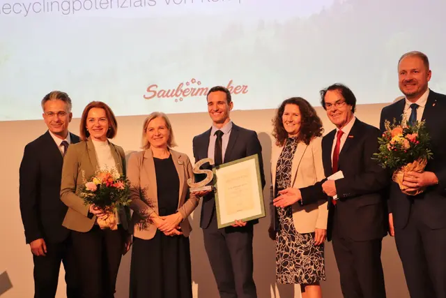 Der Gewinner des Hauptreises Aleksander Jandric von der Universität für Bodenkultur (BOKU) Wien (Bildmitte). Seine Arbeit beschäftigt sich mit der Entwicklung einer neuen, schnellen und kostengünstigen Analysemethode zur Bestimmung der Materialzusammensetzung komplexer Abfälle wie etwa Leiterplatten und Kunststoffe. Zum Einsatz kommt ein tragbares Gerät, das auf Basis moderner Röntgentechnologie arbeitet und Messgenauigkeiten wie im Labor erreicht. So können wertvolle Metalle effizienter recycelt und Schadstoffe schneller erkannt werden.  | Foto: Edith Ertl