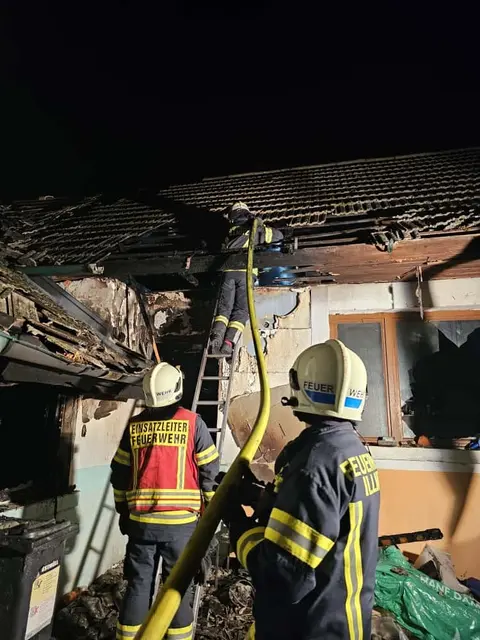 Der Brand griff auf den Dachstuhl über.  | Foto: Freiwillige Feuerwehr Illmitz und Freiwillige Feuerwehr Frauenkirchen