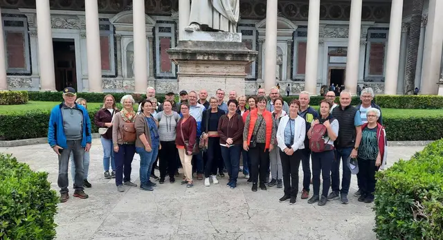 Die Gruppe vor der Paulusbasilika. Die Tage wurden genutzt, um viele Sehenswürdigkeiten zu besichtigen.  | Foto: Studener