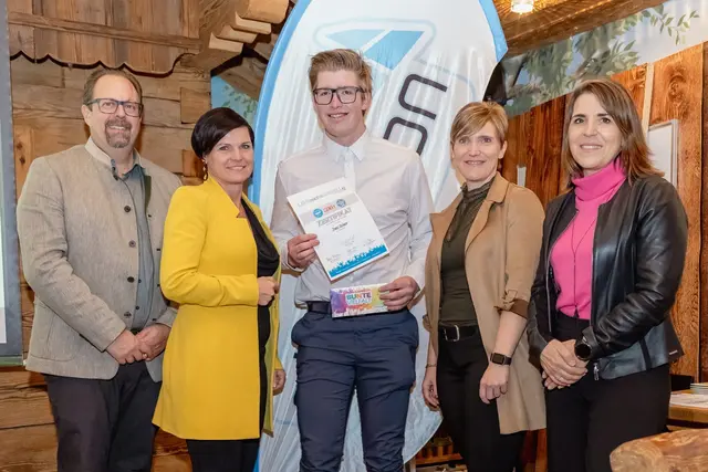 Von links: Johannes Marschner (Obmann Plusregion), Tanja Kreer (Bürgermeisterin Straßwalchen), Jonas Zechner (ausgezeichneter Geselle), Elisabeth Thaler (Geschäftsführerin Plusregion) und Martina Plaschke (Wirtschaftskammer Salzburg). | Foto: kameradirndl