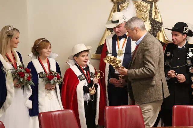 Bgm. Gerhard Köfer übergab den goldenen Schlüssel in die Hände der Regenten. | Foto: MeinBezirk.at
