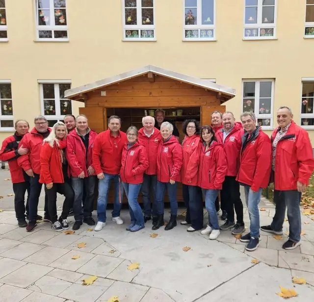 Das SPÖ-Team mit BGM Ernst Wendl (8. Von links), Vizebgm. Manfred Mitzl (6. Von links) und SPÖ-Obmann Herbert Stuxer (2. Von rechts) verwöhnten die Gäste. | Foto: Gemeinde Himberg
