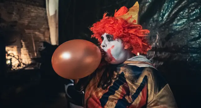 Der Hungerturm erstrahlt im düsteren Glanz des Horror-Theaters. | Foto: MS Fototeam | Martin Mathes