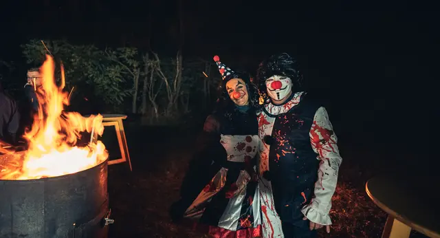 Erschreckende Artisten-Figuren tauchen plötzlich aus der Dunkelheit auf. | Foto: MS Fototeam | Martin Mathes