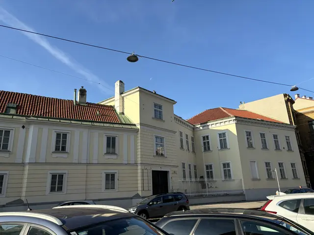 Im leerstehenden Parkschlössl wird ab 2026 an einem neuen Ärztezentrum gearbeitet.  | Foto: Luca Arztmann/MeinBezirk