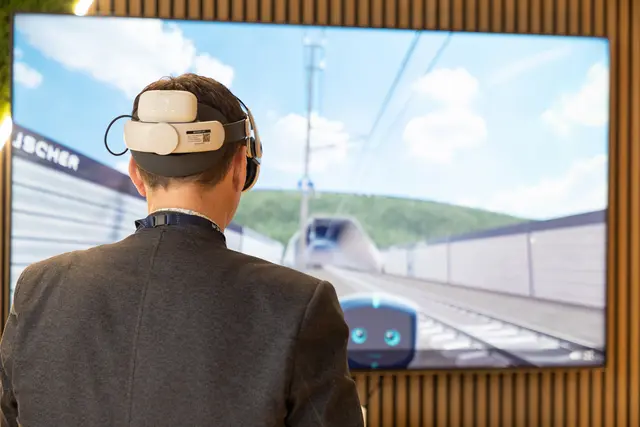 Innovatives Lernen in Schärding: Vizebürgermeister
Stefan Schneebauer testet bei der Eröffnung des Frauscher Learning Centre ein virtuelles Training an der Eisenbahnschiene. | Foto: Frauscher Sensor Technology