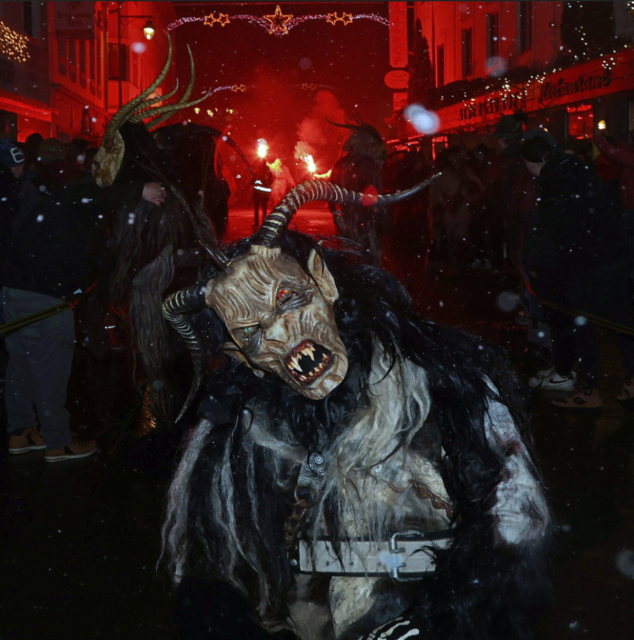 Der große Krampuslauf mit rund 20 Passen aus der Region bildet den spektakulären Höhepunkt des Abends. | Foto: Helmut Klein