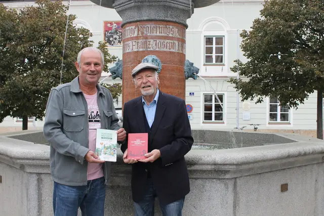 Die Autoren Wolfgang Zimprich aus Oberndorf an der Melk und Franz Gloser aus Scheibbs präsentieren ihre Werke. | Foto: Bernhard Hofecker/Stadtgemeinde Scheibbs