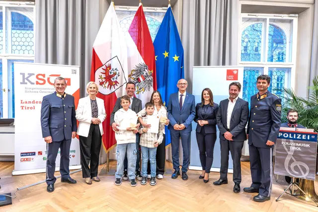 LPD Helmut Tomac, Silvia Lieb, Armin Hager und Mirian Plantholt Hager mit Kindern, LH Anton Mattle, LR Astrid Mair, Bgm. Stefan Seiwald, BPK Martin Reisenzein. | Foto: LPD/Bernhard Gruber