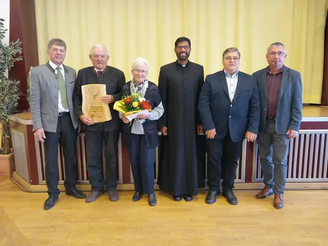 Gemeinsam durchs Leben: Bürgermeister Herbert Winter gratulierte den Jubelpaaren zu vielen Jahrzehnten gelebter Partnerschaft. | Foto: Marktgemeinde Frankenfels