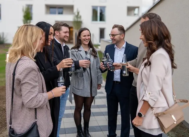Anstoßen auf das erfolgreiche Projekt.  | Foto: Daheim Immboliengruppe 
