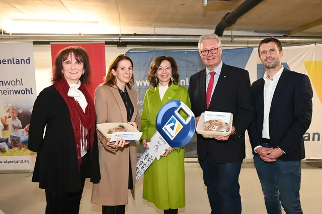 Schlüsselübergabe: Theresia Reiter (Alpenland), Bgm. Carmen Jeitler-Cincelli, Alpenland-Obfrau Isabella Stickler, LAbg. Christoph Kainz und Jürgen Putz (Alpenland) | Foto: 2025psb/sap