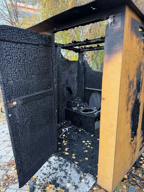 Ein ÖKlo besteht nur noch aus Schutt und Asche. | Foto: BV14