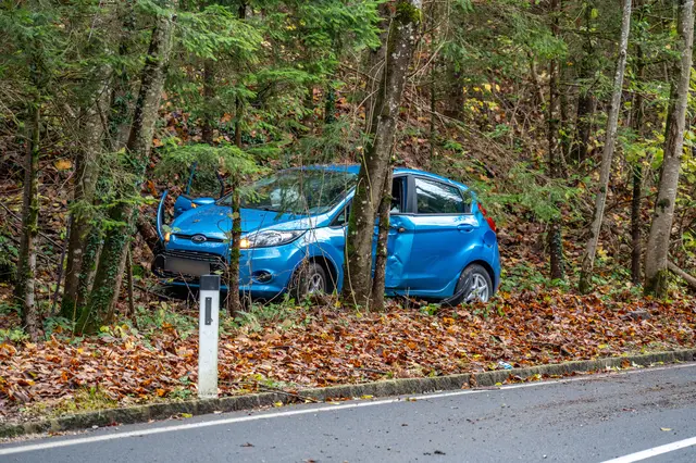 Der Lenker wurde bei dem Aufprall unbestimmten Grades verletzt.  | Foto: Team Fotokerschi