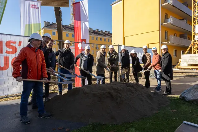 (v.l.n.r.) Hausverwalter Karl Weizenauer, Prokurist Georg Preyer, Projektleiter Fabian Wiesner, Projektleiter Manuel Egartner, Geschäftsführer Franz Danler (alle IIG), Bürgermeister Johannes Anzengruber, Vizebürgermeister Georg Willi, Architekt Wolfgang Kritzinger, Architekt Eva Brenner, Architekt Robert Mehrle (brenner+kritzinger Architekten), Bauleiter Christian Rauth (Bodner) und Gemeinderat Benjamin Plach beim feierlichen Spatenstich zur dritten Baustufe im Eichhof. | Foto: ©IKM/Jäger