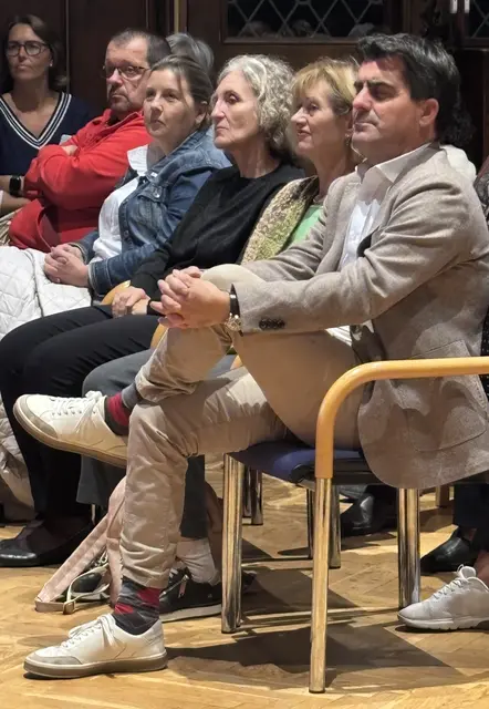 Bürgermeister Christian Gepp lauschte Lohner andächtig erste Reihe fußfrei.  | Foto: Wolfgang Ilkerl