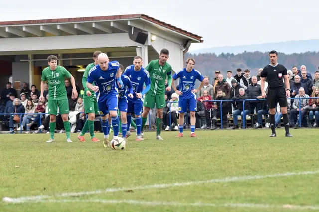 Timotej Lorber tritt zum Elfmeter an ... | Foto: MeinBezirk/Simon Michl
