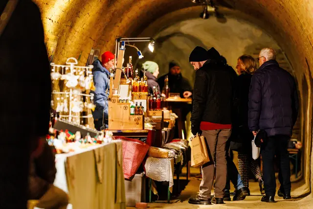 Der stimmungsvoll beleuchtete Erlebniskeller – Advent „drunter“ hautnah. | Foto: Peter Buchgraber