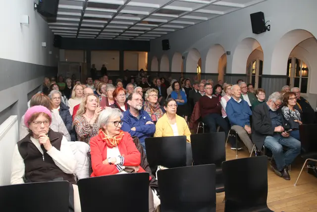 Gut besuchter Vortrag im Arkadensaal.