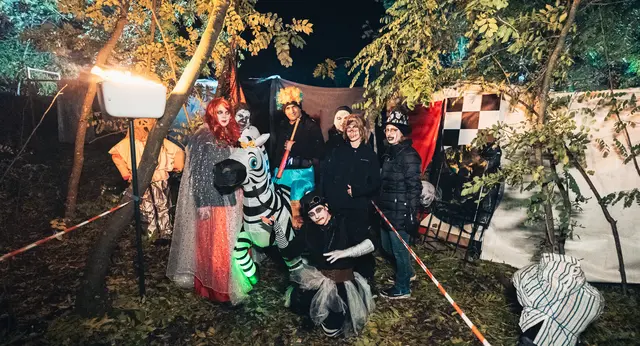 Artistische Horrorfiguren erwarten die Nachtwandernden im Wald. | Foto: MS Fototeam | Martin Mathes