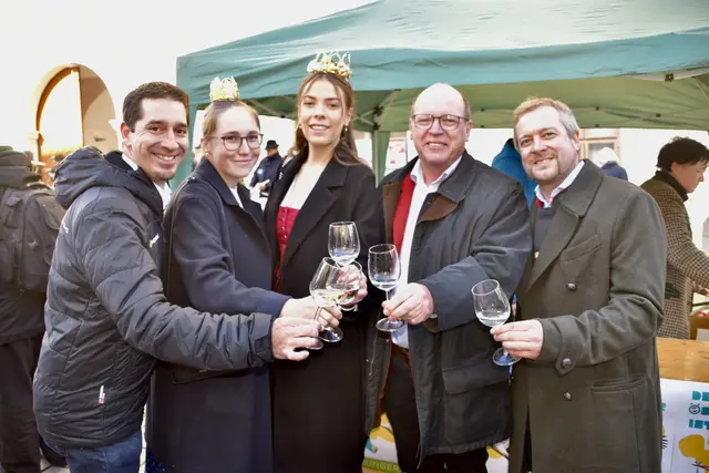 (v.l.) Wein Burgenland-Geschäftsführer Christian Zechmeister, Weinprinzessin Lena Glauber, Weinkönigin Maria Liegenfeld, Weinbau-Präsident Andreas Liegenfeld. | Foto: Stefan Schneider